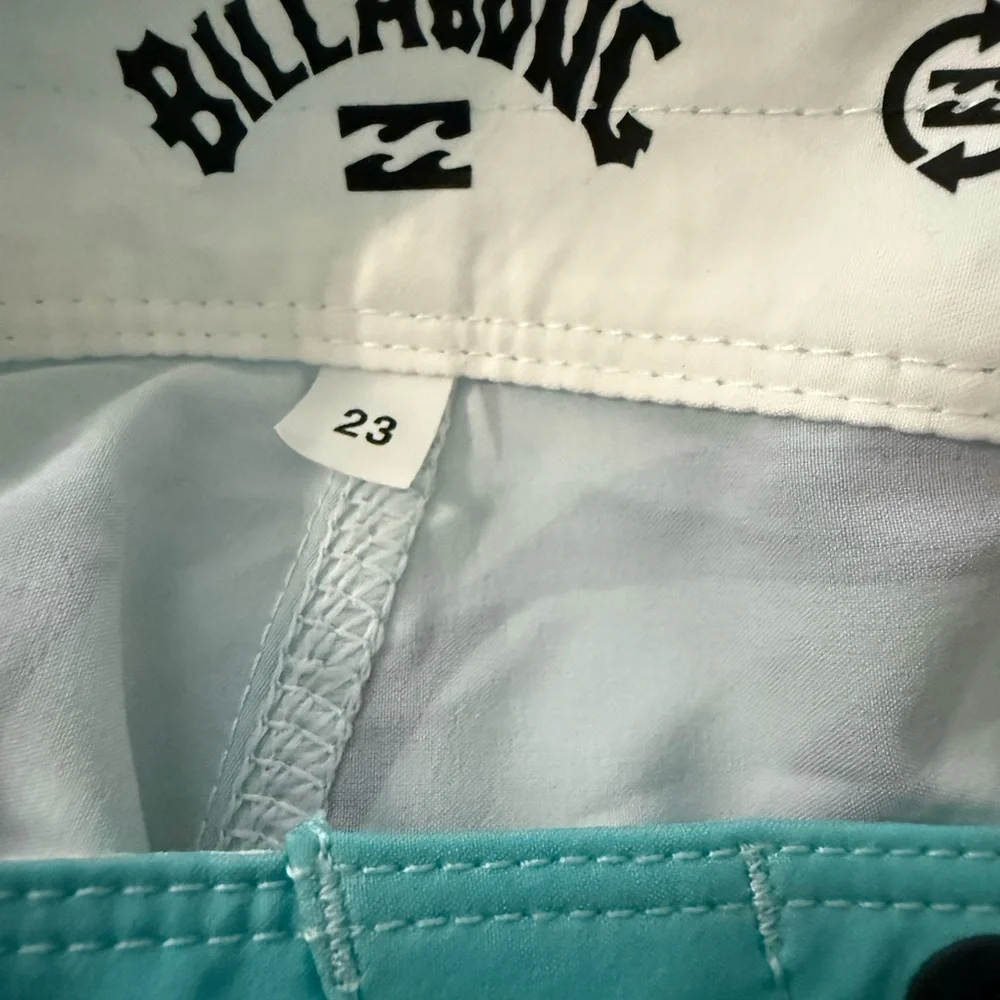Billabong Boys Aqua and Navy Palm Swim Shorts
US 7/8 slim - Picture 6 of 6